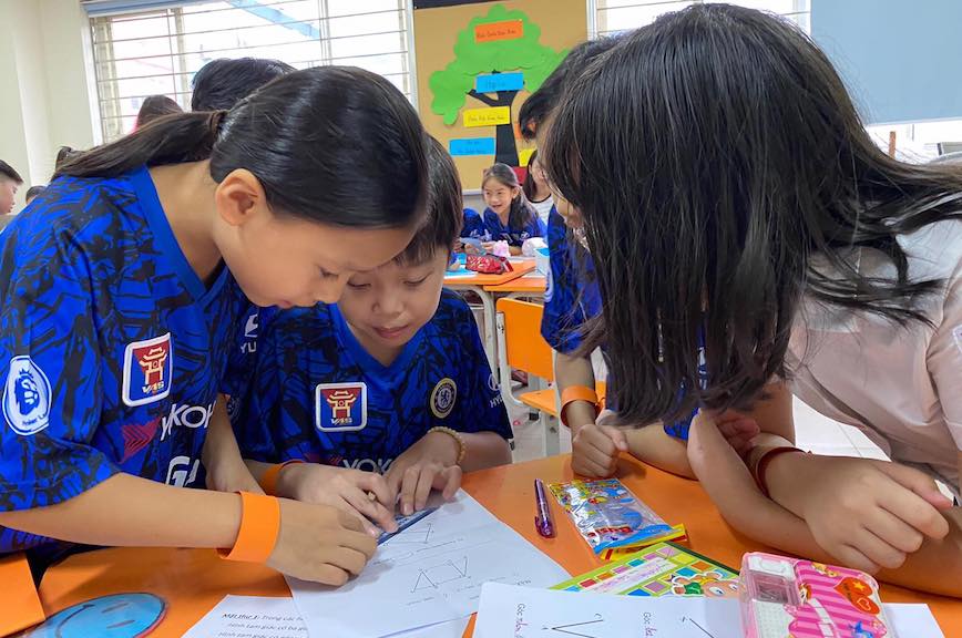 VASers khối 4 giải “mật thư” để học về góc